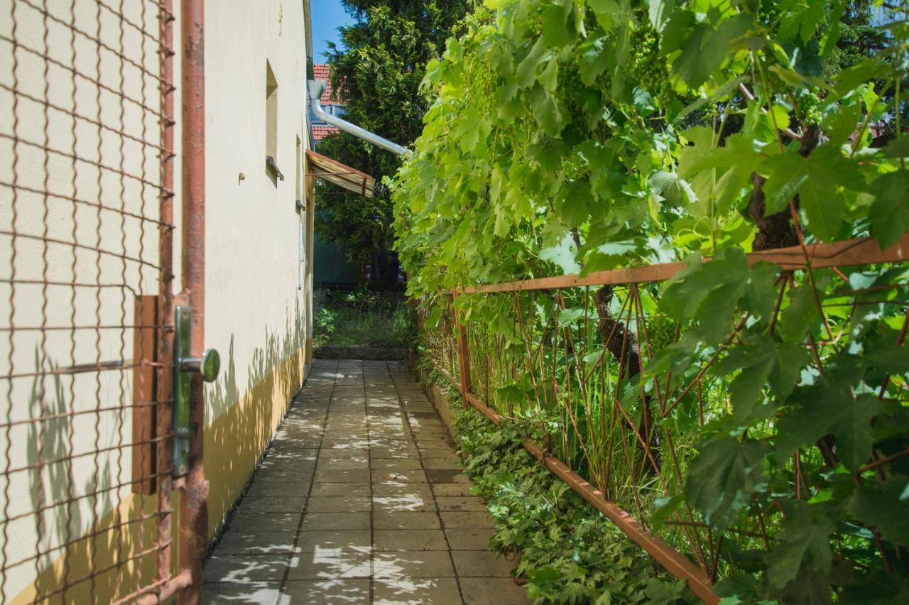 Ubytovani Domecek V Mikulove Apartment Bagian luar foto